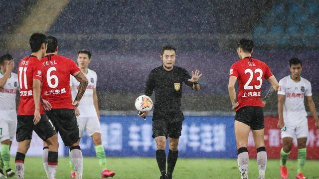  VAR争议判罚引发主帅集体炮轰  