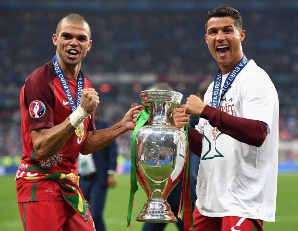  法甲赛季收官巴黎卫冕成功捧杯  