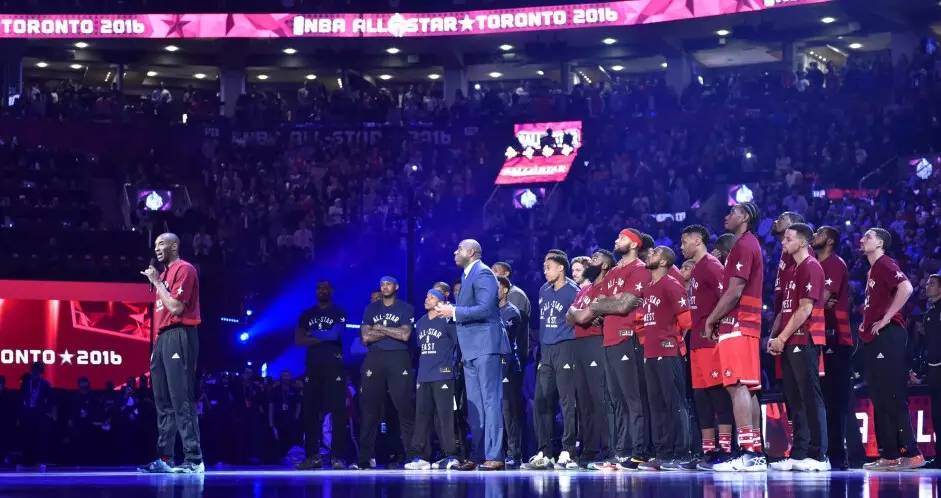  国际米兰主场灯光秀致敬传奇