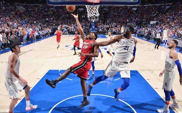  里昂主场暴雨中作战，十人应战顽强守平局  