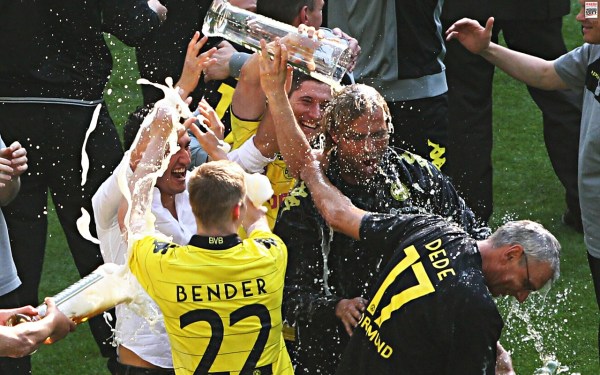  德甲揭幕战激情四射，升班马顽强逼平豪门  